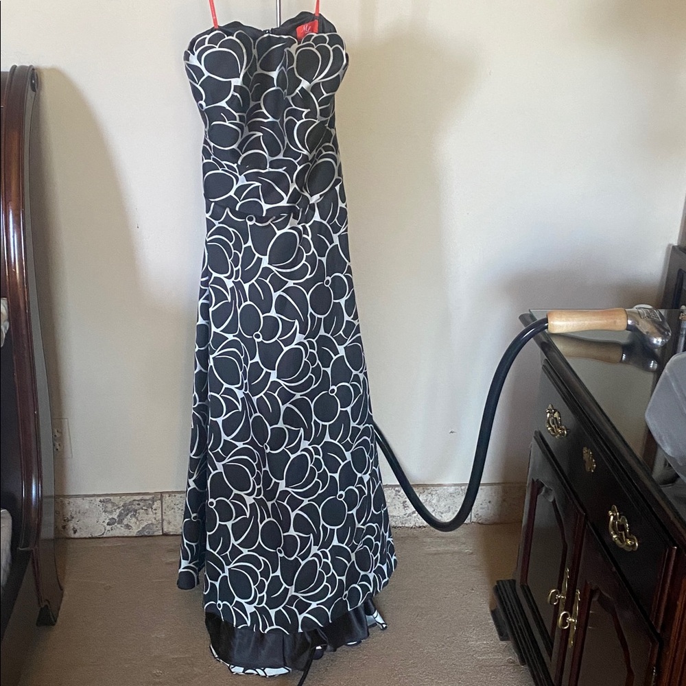 ML Monique Lhuillier strapless a line Black and Silver Floral Pattern Gown.